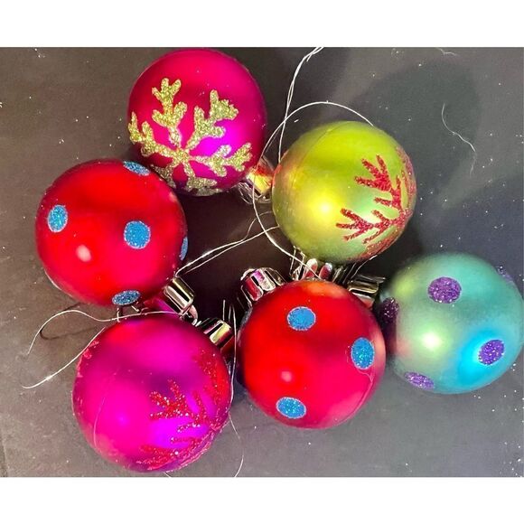 VTG Mixed Lot 50+ Plastic Christmas Ornaments Balls Snowflakes Drums Presents - Picture 11 of 14